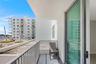 DOWNTOWN HOLLYWOOD GEM - MINUTES TO THE BEACH.  Step into this