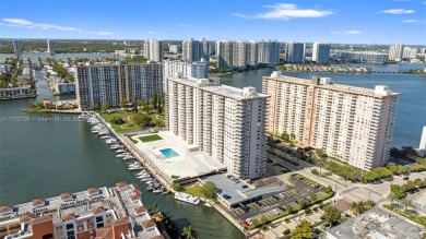 Nice renovated studio with water views, in the heart of Sunnny