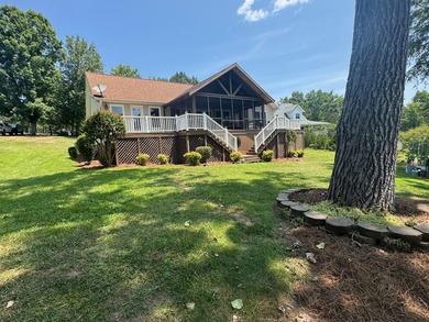 Here's the very best on Lake Greenwood!  This lovely three