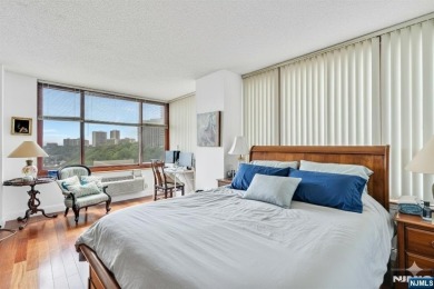 Stunning 2 bedroom and 2 1/2 baths... Luxury Condo with Iconic