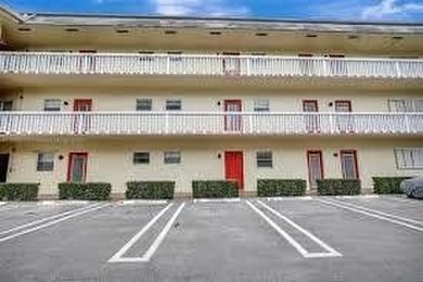 Cozy condo that is well priced in the heart of Lauderhill, FL