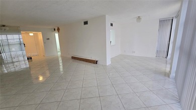 Beautiful, spacious condo ideally located near the beach, top