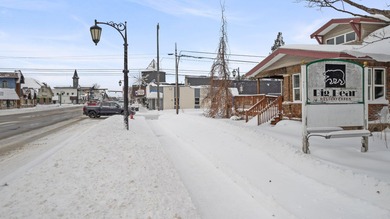 1,122 sq ft of retail space in this high traffic exposure