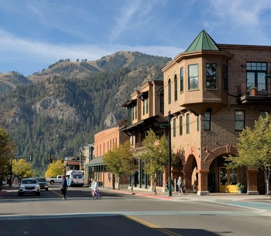 331 Leadville Ave #B is located in a mixed-use retail and