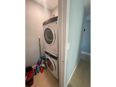 Super find in the heart of south beach. Quiet street only 5