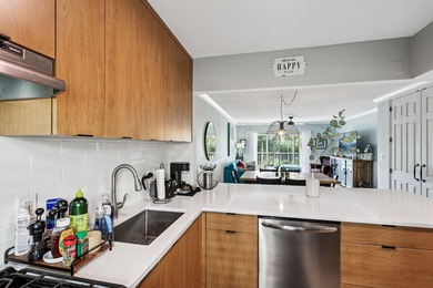 Best location in the heart of downtown ! Walk to dozens of