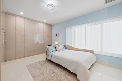 Beautifully renovated in-town apartment at the historic direct