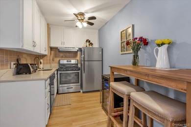 Absolutely Charming Studio Shows Light & Bright. Eat In Kitchen