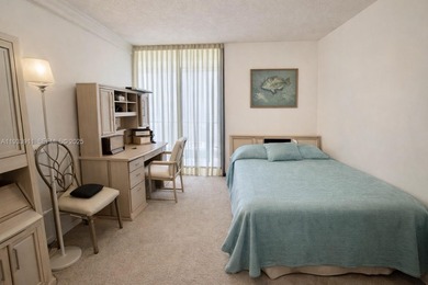 This stunning 2-bedroom 2-bathroom condo in Turnberry Towers is