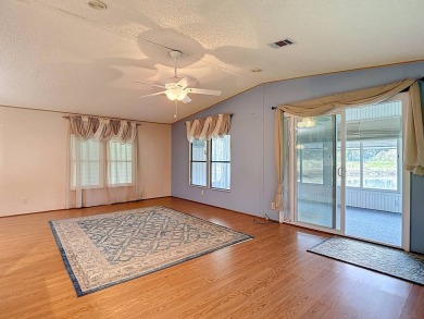 (Espanol a continuacion) This beautifully maintained, 2-bedroom