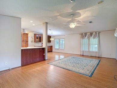 (Espanol a continuacion) This beautifully maintained, 2-bedroom