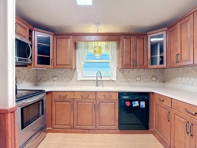 (Espanol a continuacion) This beautifully maintained, 2-bedroom