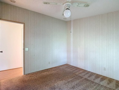 (Espanol a continuacion) This beautifully maintained, 2-bedroom