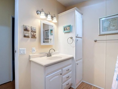 (Espanol a continuacion) This beautifully maintained, 2-bedroom