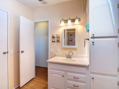 (Espanol a continuacion) This beautifully maintained, 2-bedroom