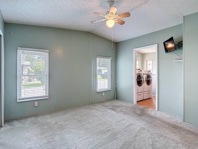 (Espanol a continuacion) This beautifully maintained, 2-bedroom