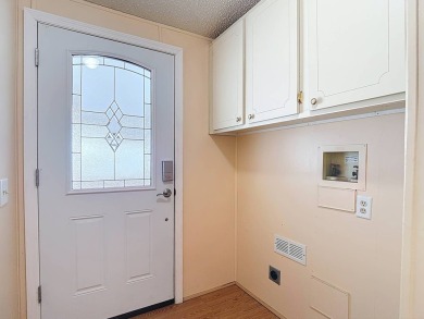 (Espanol a continuacion) This beautifully maintained, 2-bedroom