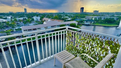 PRIME LOCATION* JUST MINUTES TO THE BEACH- HALLANDALE* BRIGHT