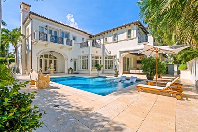 Mastering a mix of classic style and fresh, light ease, this