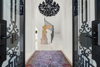 Mastering a mix of classic style and fresh, light ease, this