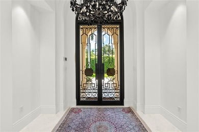 Mastering a mix of classic style and fresh, light ease, this