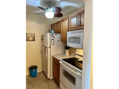 55+ gated community. Bright 1-bedroom, 1-bath condo at Golden