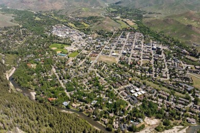 331 Leadville Ave #B is located in a mixed-use retail and