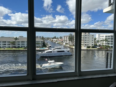 Beautiful 2/2 unit intracoastal view in the boutique building (4