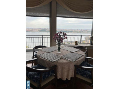 Luxury Living in the Highly Sought after Horizon House - Top