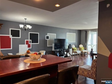 High floor 2BR/2Bath condo with a wonderful NYC skyline view