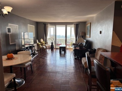 High floor 2BR/2Bath condo with a wonderful NYC skyline view