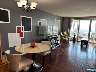 High floor 2BR/2Bath condo with a wonderful NYC skyline view