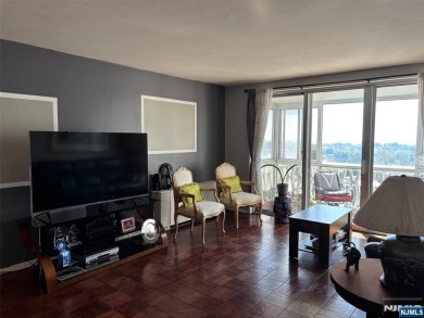 High floor 2BR/2Bath condo with a wonderful NYC skyline view