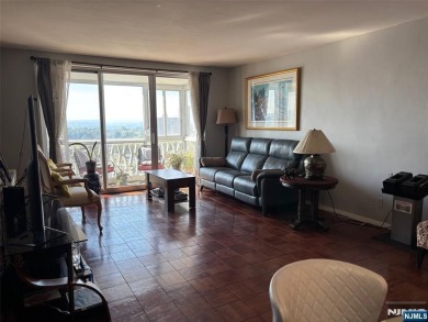 High floor 2BR/2Bath condo with a wonderful NYC skyline view