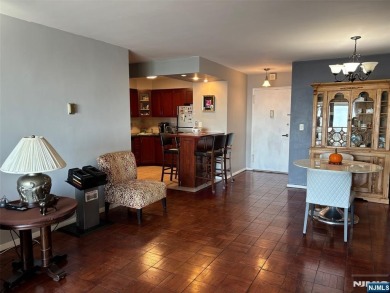 High floor 2BR/2Bath condo with a wonderful NYC skyline view