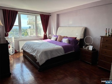 High floor 2BR/2Bath condo with a wonderful NYC skyline view