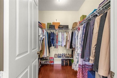 WOW, WALK TO THE BEACH IN 3 MINUTES! HERE IS THE STYLISH 3