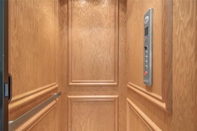 WOW, WALK TO THE BEACH IN 3 MINUTES! HERE IS THE STYLISH 3