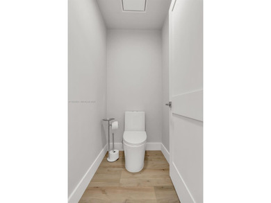 Beautifully renovated 3BD/3.5BA sky residence on the 52nd floor