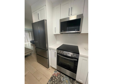 Super find in the heart of south beach. Quiet street only 5