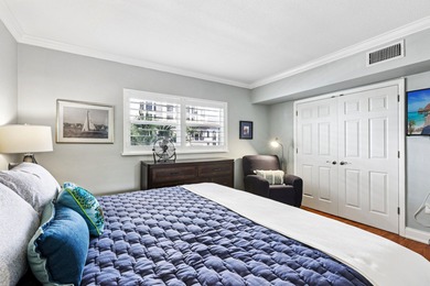 Best location in the heart of downtown ! Walk to dozens of