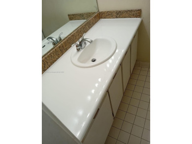 Location Location !!
Confortable 1/1  775sf. Balcony 
Laundry