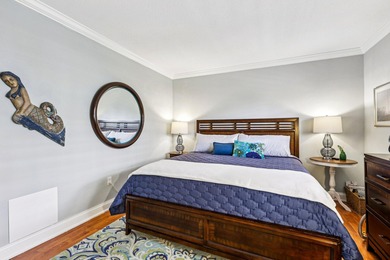 Best location in the heart of downtown ! Walk to dozens of