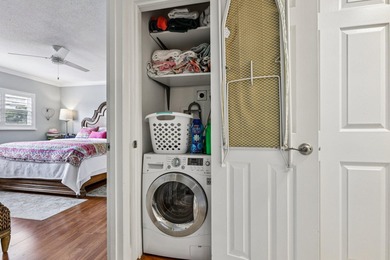 Best location in the heart of downtown ! Walk to dozens of