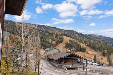 SKI-IN/SKI-OUT! Enjoy mountain living in this slope side 1,000+