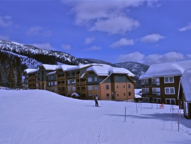 SKI-IN/SKI-OUT! Enjoy mountain living in this slope side 1,000+