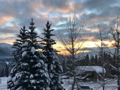 SKI-IN/SKI-OUT! Enjoy mountain living in this slope side 1,000+