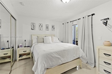 2 stories condo, 2 beds/1.5 baths, laundry in unit, porcelain