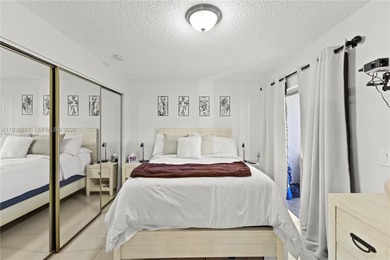 2 stories condo, 2 beds/1.5 baths, laundry in unit, porcelain