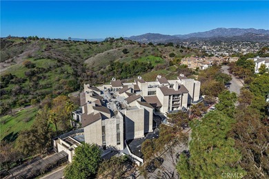 Welcome Home!!
Remodeled top-floor 2BD/2BA condo in desirable